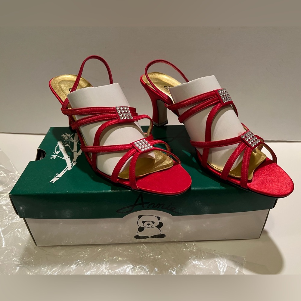 WOMEN’S ELEGANT ANNIE STRAPPY HEELS.